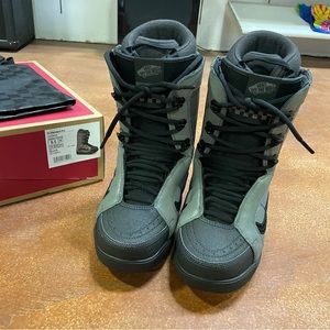 NWT Vans Hi Standard Pro Snowboard Boot